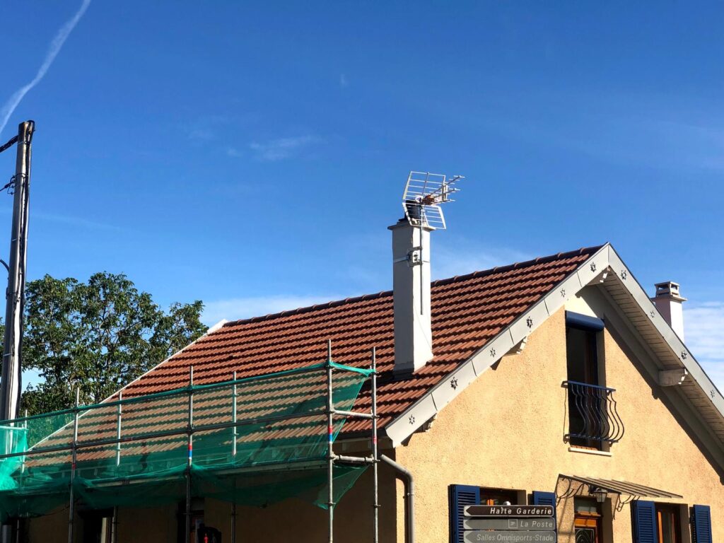 image d'une maison avec une installation d'échafaudage avant des travaux effectuer sur un toit